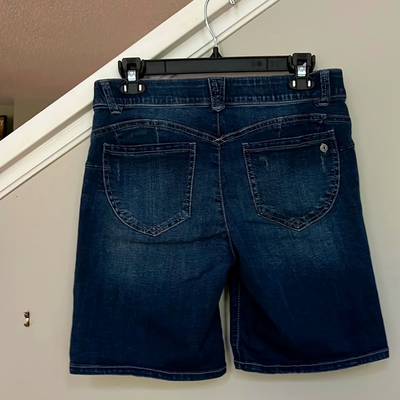 Democracy “Ab"solution® Cuffed Hem Shorts - Picture 4 of 11